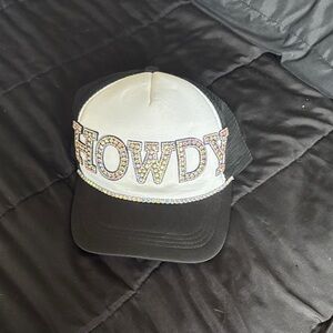 Black and White 'Howdy' Trucker Hat